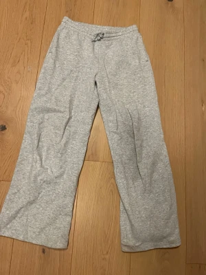 Mjukis byxor  - Mjukis byxor från HM barn. Utan fickor. Sparsamt använd💕