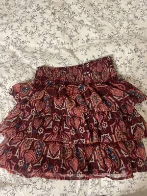 Mönstrad volangkjol från Lindex - Kort kjol från Lindex med flera volanger. Den är stretchig.  🩷 skriv om ni undrar nått 