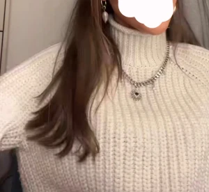 Vit stickad polotröja  - Säljer en vit stickad polotröja från H&M i storlek XS. Tröjan har grov ribbstickning, hög polokrage och långa ärmar. Modellen är lite croppad och har en snygg, klassisk look som passar perfekt till till exempel jeans och smycken! Köpt av en tjej på vinted för 130 kr! Säljs då den inte passade mig men tröjan är ny utan prislapp!! 🙂 Djur och rökfritt hem, pris kan diskuteras!  OBS, första bilden är lånad! 🥰