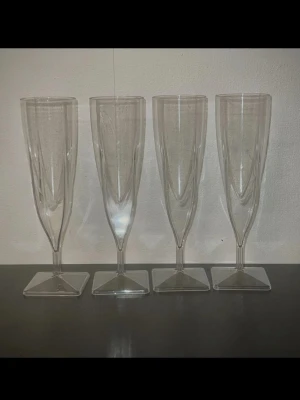 Champagneglas i plast - Oanvända champagneglas i plast