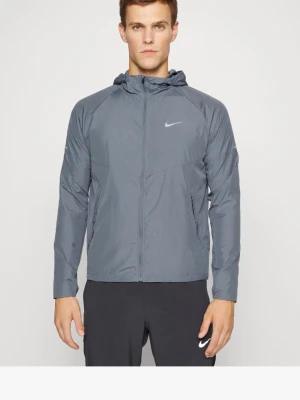 Nike running jacket  - Snygg grå vindjacka från Nike med huva och dragkedja framtill. Den är helt oanvänd från jd sport originalpris 1000kr. Pris går att diskutera 
