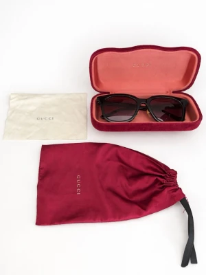 Gucci solglasögon - Säljer ett par svarta Gucci solglasögon. Kommer med originalfodral i vinröd sammet, putsduk och tygpåse. Solglasögonen är i nya och är köpta på Synsam genom deras abonnemang, därav finns inget kvitto men fakturorna finns om man vill se dem! 🤍 