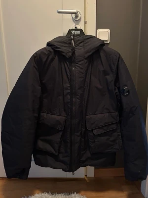 C.P. Company Down Jacket  - En svart C.P. Company Down Jacket i storlek 54, passar dig som är 185+ cm. Vatten resistent och riktigt varm, perfekt nu i vinter och för kalla dagar. Pris 2500 kr. Skriv vid funderingar 👍
