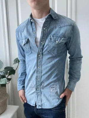 Polo Ralph Lauren overshirt  - Polo Ralph Lauren overshirt i storlek S, inga defekter! Sjukt sjukt snygg med otrolig passform och unik design! Därav priset 😊, modellen är 180 cm 75 kg och bär storlek S 