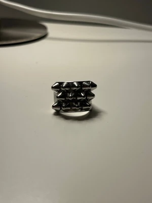 Silver nit ring Edblad - En jätte fin och stilren ring med nitar 