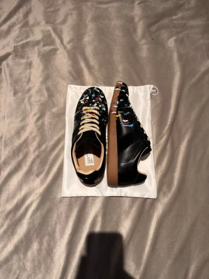 Maison Margiela Gats Paint - Tja, säljer ett par riktigt fräscha Maison Margiela Gats Paint. Skorna har inga tecken på användning och är i riktigt bra skick. || Storlek 44 || Svarar så snabbt jag kan på era frågor och funderingar. MVH Karl😁