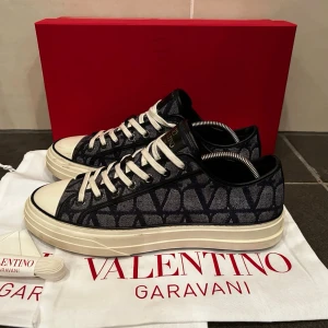 Valentino Toile - Tja säljer mina sjukt snygga Valentino skor i modellen Toile. De är sparsamt använda och i ett riktigt bra skick. Modellen slutades tillverka 2025 därav är de väldigt svåra att få tag på. Nypris 9499kr. Ifall ni undrar över något är de bara att höra av sig.