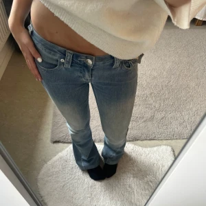 Ljublå true-religion jeans - Säljer mina joe low rise jeans från true religion, dem är lågmidjade&bootcut. Dem är dessutom lite uppsydda längst ner, perfekt om man är runt 1,62. W25 motsvarar ofta XS, men dem är rätt stretchiga så dom passar perfekt för mig som allmänt har S också!! jag har köpt dem här på plick får några månader sedan men fortfarande jättefina!!