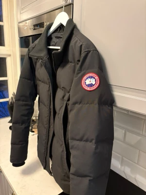 Jacka från Canada Goose - Canada goose woolford. Finns digitalt kvitto från END. Använd sparsamt så i super fint skick.  Perfekt för kalla dagar och har en stilren, enkel design som funkar till det mesta.