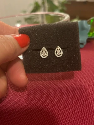 Silver (925)  örhängen i droppform - Snygga örhängen av äkta silver och zirkons . OBS en av de små zirkon fattas men det märk inte 