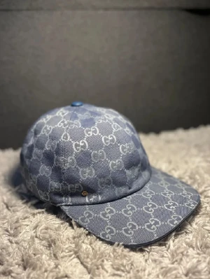 Blå Gucci canvas (NY) - Kepsen är använd 2 gånger, den är i extremt bra skick. Materialet och känslan av den är något helt galet. Allt finns kvar påse samt taggs. Vid funderingar skriv gärna till mig😊