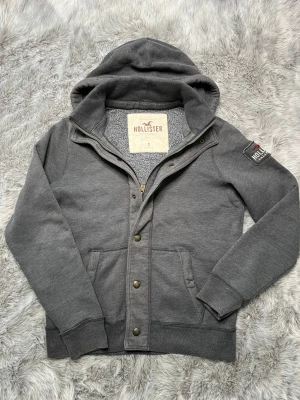 Hollister hoodie - Säljer denna sällsynta och mycket eftertraktade Hollister hoodie | Storlek S | Skick 9/10 | Vid eventuella frågor hör gärna av dig och erbjuder bra pris vid köp av bundle 😁✅