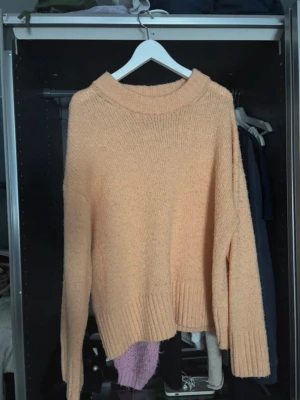 Beige stickad tröja med ribbade detaljer - Jättefin ljus orange/aprikos stickad tröja med storlek L men passar även som M!❣️tror att den var ifrån Hm