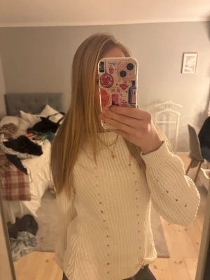 Vit stickad tröja från Object - Säljer en vit stickad tröja från Object i storlek S. Tröjan har ett snyggt hålmönster längs ärmar och framstycke, rund hals och långa ärmar. Perfekt för lager-på-lager och chill dagar. Kommer aldrig till användning och är inte mycket använd! 