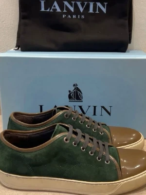 Gröna sneakers från Lanvin med mocka - Säljer ett par skit feta gröna sneakers från Lanvin med ovandel i mocka och tåparti i blankt brunt skinn. Hör av dig vid minsta fundering!