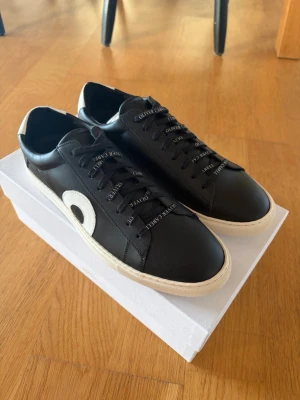 Oliver Cabell Skor. - Splitter nya oliver cabell skor med låda och dustbags, hör av dig vid frågor, modellen säljs ej länge. Skorna är inte ens testade på.