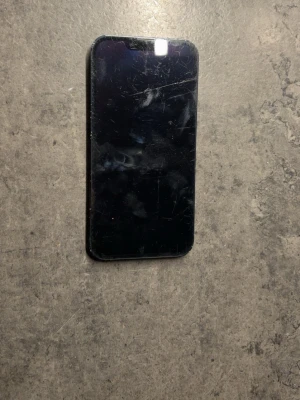 iphone 13  - har synliga repor och 78% batterihälsa men funkar bra och har inga större problem