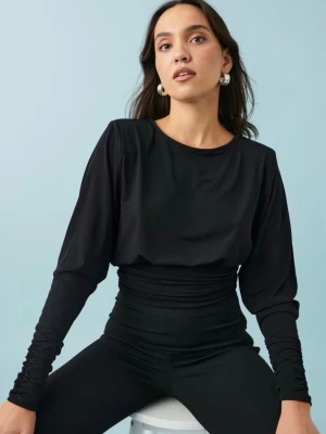 Svart draperad topp från Gina Tricot - Superfin svart draperad topp med öppen rygg och indragen midja från Gina Tricot. 🌸 Oanvänd. Nypris 300 kr.