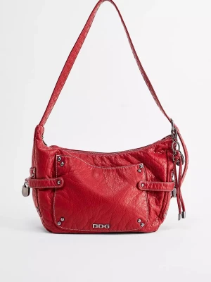 Röd axelväska från BDG  - Cool röd axelväska från BDG i skinn med detaljer. Väskan har en justerbar axelrem, dragkedja upptill, endast använd en gång. Orginalpris är ca 550kr 