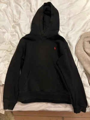 Svart ralphlauren hoodie - Svart Ralph lauren hoodie i bra skick men använd en del stl L barn (14-16 år) bara att skriva vid funderingar eller mått!