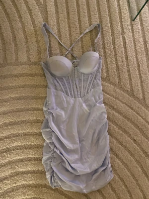 Ohpolly satin blue dress - Använt 1 gång 