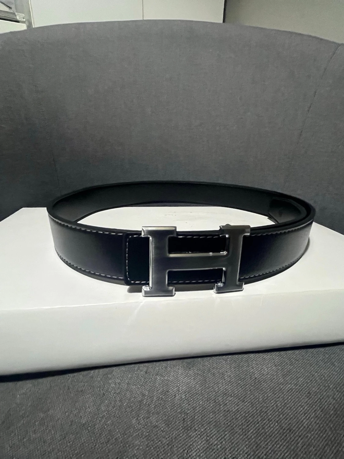 Svart Hermm”Es bälte med silver logga