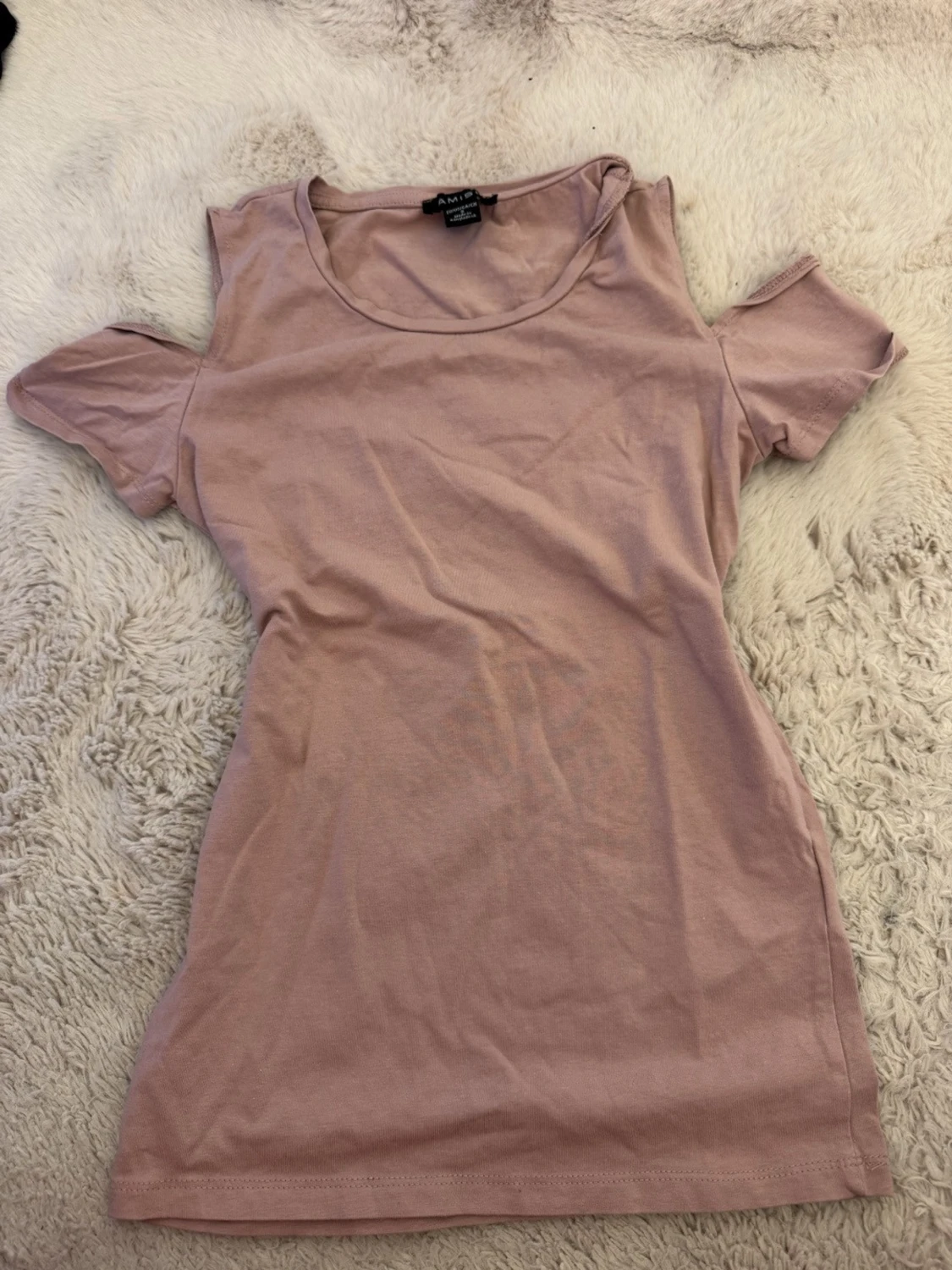 Ljusrosa topp med cut out från Amisu