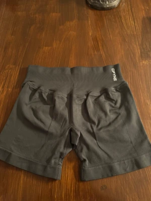 dfyne impact shorts 4.5 - super fina dfyne tränings shorts!! 🎀 aldrig använt dem, färgen slate gray, modell impact, storlek S!💗
