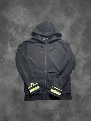 J Lindeberg tröja - En riktigt fet j lindeberg hoodie med snygg text på luvan. Den är i bra skick och sitter som s/m👍