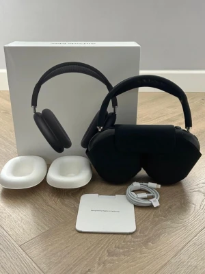 AirPods Max - Snygga Apple AirPods Max i svart, komplett med originalkartong, Smart Case, extra öronkuddar och laddkabel. Hörlurarna är i mycket fint skick utan synliga repor eller skador. Perfekt för dig som söker premiumljud, aktiv brusreducering och elegant design.☀️