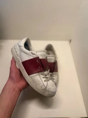 Valentino opens - Säljer ett par röda Valentino opens i storlek 41 men dem passar 42 också. Skicket skulle ändå jag säga är bra, dom är använda såklart men går hur bra som helst att ha på sig. Kan gå ner i pris vid snabb affär. Vid minsta fundering är det bara att fråga🤗