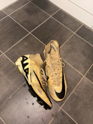 Fotbollsskor - Nike fotbollsskor i storlek 42,5! Väl använda men bra skick förutom vid ena insidan där det börjar bli slitet o gå sönder lite. Säljer för 300kr