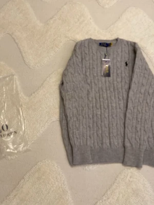 Grå  tröja Polo Ralph Lauren - Helt ny polo raulp Lauren tröja storlek S! Kommer med tags och bag 😁. Priset går att diskutera.