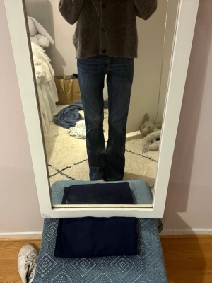 Mörkblå bootcut jeans - Bootcut jeans i en mörkblå tvätt. Fint skick. Säljer samma i svart. 