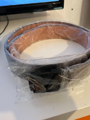 Bälte i brunt skinn med metallspänne - Jätte snyggt bälte säg till om mer bilder