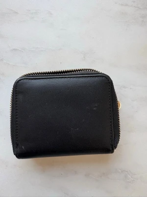 Svart och vit plånbok  - Säljer en stilren plånbok i svart och vitt.