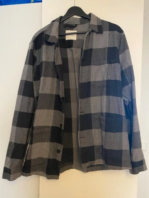 Rutig overshirt i grå och svart - Overshirt från a days march