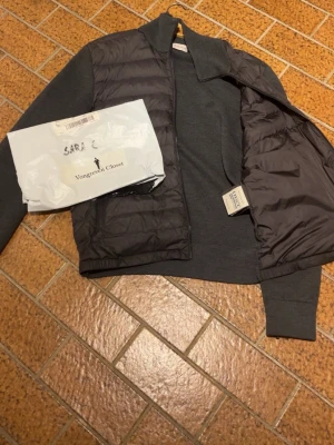 Moncler Cardigan Grå - Säljer min gråa moncler cardigan, har haft den rätt länge och har växt ut den nu. Köpt på vongrevencloset för 5.000kr för ett tag sedan, jackan är äkta. Litet hål på armen som knappt syns vid användning, ser mindre ut i verkligheten än vad de gör på bilden