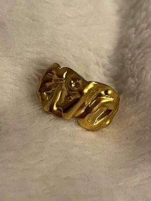 Guldfärgad chunky ring✨vågig design  - Superfin guldfärgad ring med vågig, organisk design som ger ett unikt och modernt uttryck ✨ Perfekt för dig som gillar statement-smycken men ändå vill hålla det stilrent. ✨ Trendig & unik form ✨ Lätt att matcha med andra ringar ✨ Passar både vardag och fest I fint skick 🤍 Skickas snabbt 📦 Skriv om du vill ha fler bilder!