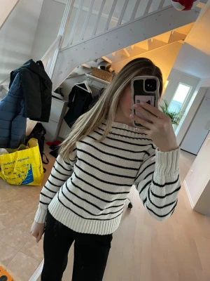 Randig tröja från Gina Tricot - Säljer en vit och svart randig tröja från Gina Tricot i storlek XS. 