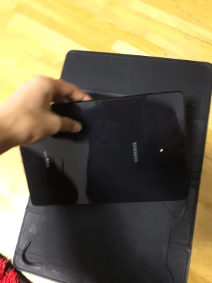 Samsung Galaxy Tab - Samsung Galaxy Tab i svart med tillhörande fodral. Surfplattan ser ut att vara i gott skick utan synliga sprickor eller större repor. Perfekt för surf, appar och underhållning. Fodralet skyddar plattan och gör den enkel att ta med sig.