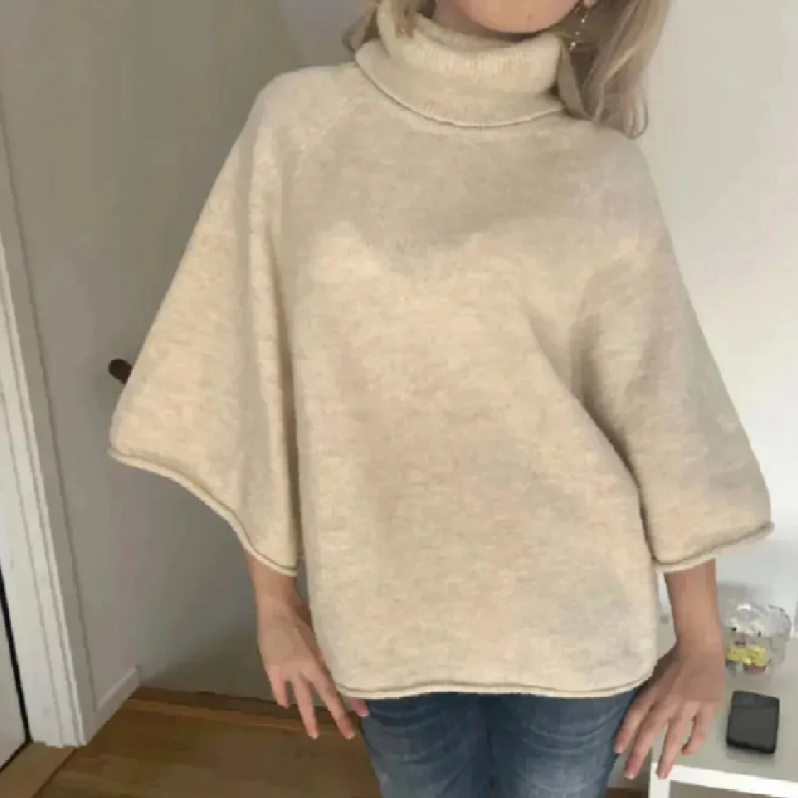 Beige polotröja med vida ärmar - 2