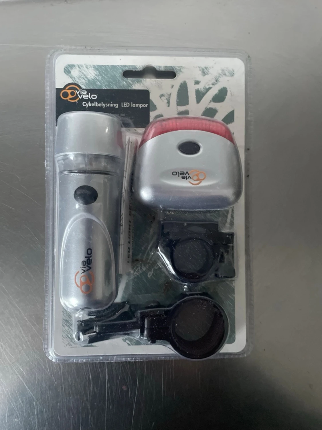 Med cykellysen bak och fram 