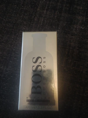 BOSS Bottled Eau de Toilette 100ml - Fräsch och modern doft med noter av bergamott, äpple, kardemumma, salvia, olivträ och vetiver. Innehåller bl.a. alkohol denat., limonene, linalool och coumarin. Tillverkad i Spanien. Volym: 100 ml.