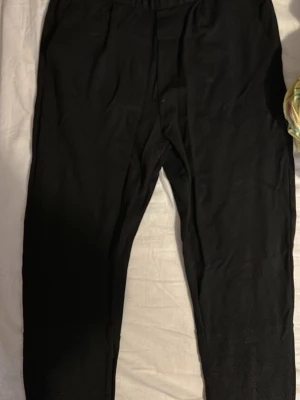 Svarta kostymbyxor från 157, XS - Svarta kostymbyxor från 157 i storlek XS. Byxorna har elastisk midja och två fuskfickor bak och riktiga fickor fram. De är raka i modellen och gjorda i ett mjukt tyg som känns bekvämt hela dagen.