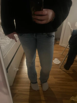 Ljusblå jeans från Pepe Jeans - Säljer ett par ljusblå jeans från Pepe Jeans. Jeansen är utsydda med en kil långt ner vilket ger en bootcut passform. Dom är även uppsprättade längst ner.