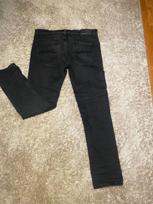 Nudie jeans, Lean dean - Ett par riktigt feta nudie jeans i modellen lean Dean alltså slim fit. Tvätten är svart och det finns inga defekter då jeansen knappast är använda. Kom pm för frågor och prisförslag.