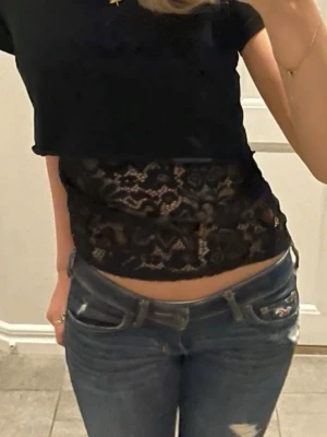 Svart spetslinne i blommig design - väldigt eftertraktad spets tröja som ej finns att köpa längre. viral över nätet☺️strl 150 men passar mig med xs/s🩷