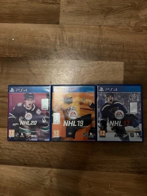 EA Sports NHL 17, 19 & 20 PS4 - Tre PlayStation 4-spel: NHL 17, NHL 19 och NHL 20. Fodralen är i gott skick och spelen är kompletta. Perfekt för hockeyfans som vill utöka sin samling eller spela klassiska NHL-titlar på PS4.