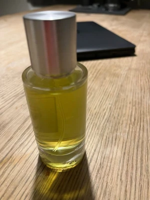 Bellini 28.0 Extrait de Parfum - Bellini 28.0 extrait de parfum från one bold chemist. Snygg och modern flaska med unik etikett. Perfekt för dig som vill sticka ut med en doft som känns kreativ och annorlunda.köpt i julas men inte riktigt för mig så inte många sprut som tagits!